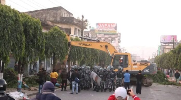 हेटौँडामा सडक विस्तार ः सीमाभित्र परेका घरटहरामा चलाइयो डोजर